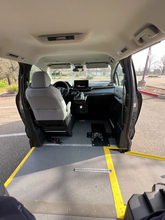 2025 Toyota Sienna 4th Gen - Image 11 of 12