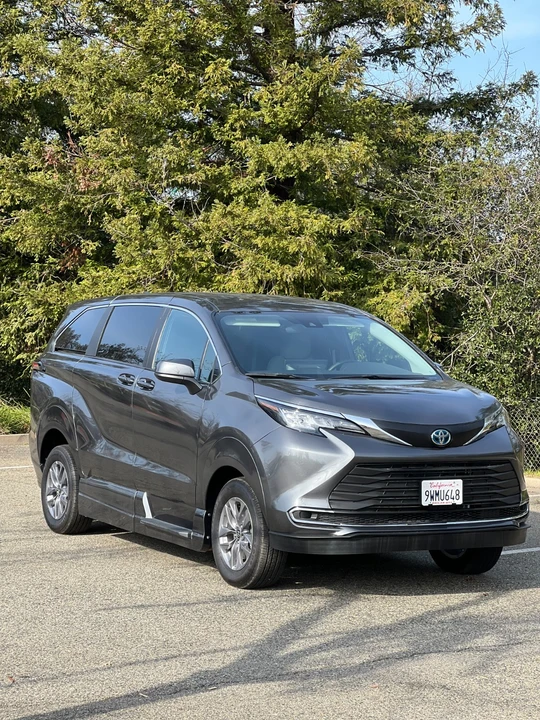 2025 Toyota Sienna 4th Gen - Image 3 of 12