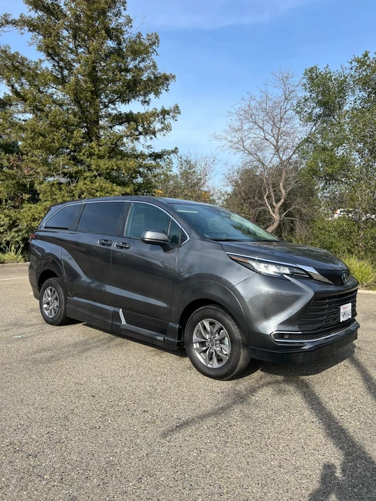 2025 Toyota Sienna 4th Gen - Image 8 of 12