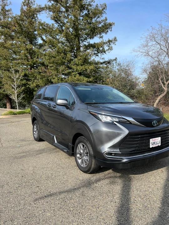 2025 Toyota Sienna 4th Gen - Image 6 of 12