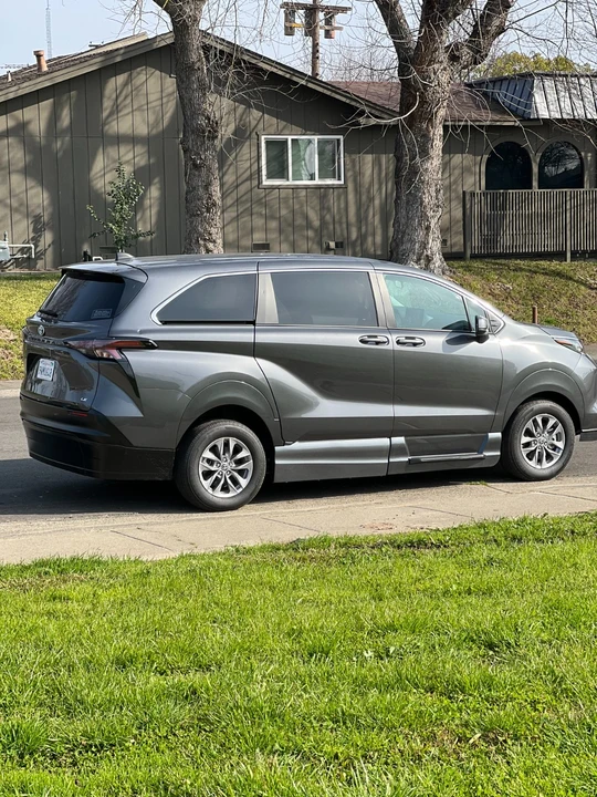 2025 Toyota Sienna 4th Gen - Image 9 of 12