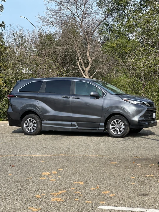 2025 Toyota Sienna 4th Gen - Image 5 of 12