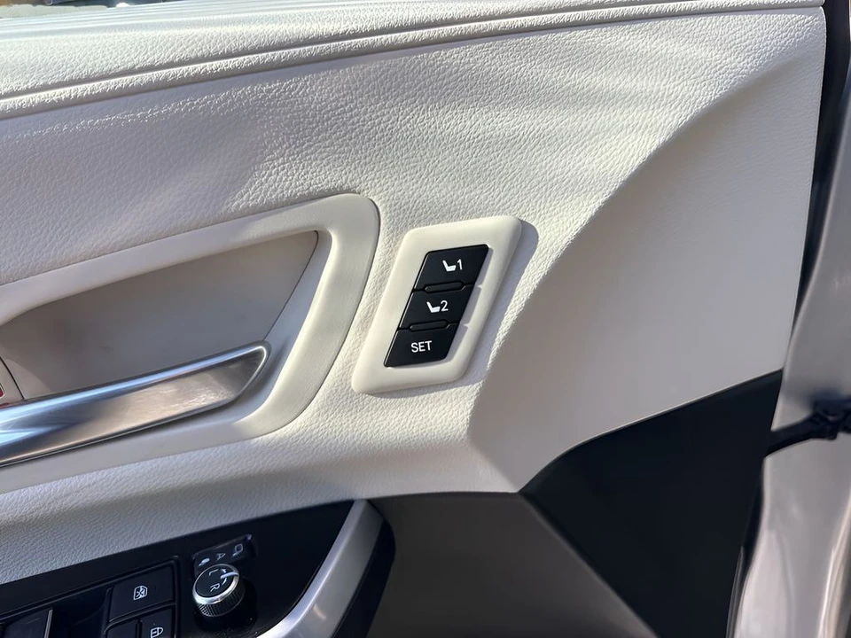 2025 Toyota Sienna 4th Gen - Image 11 of 12