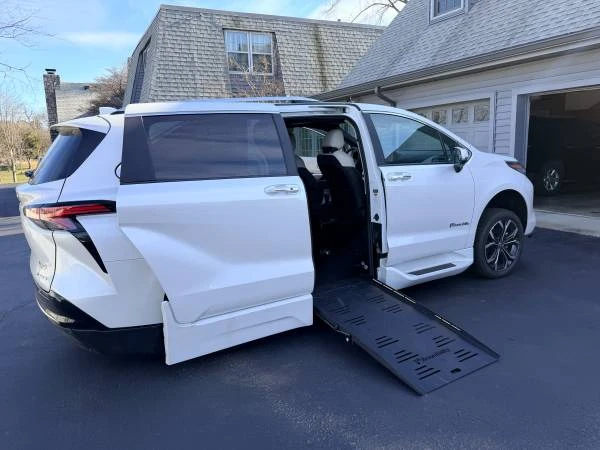 2025 Toyota Sienna 4th Gen - Image 2 of 20