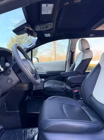 2025 Toyota Sienna 4th Gen - Image 12 of 20
