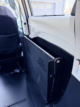 2025 Toyota Sienna 4th Gen - Image 10 of 20