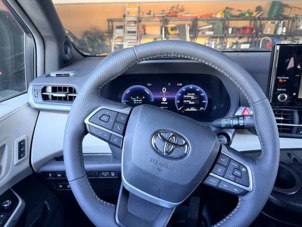 2025 Toyota Sienna 4th Gen - Image 13 of 20
