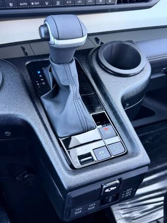 2025 Toyota Sienna 4th Gen - Image 15 of 20
