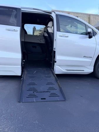 2025 Toyota Sienna 4th Gen - Image 3 of 20
