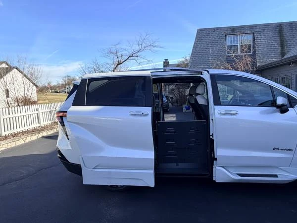 2025 Toyota Sienna 4th Gen - Image 5 of 20