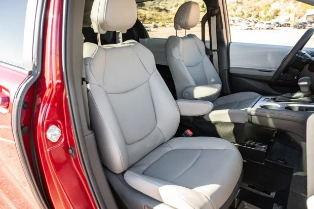 2025 Toyota Sienna 4th Gen - Image 5 of 9