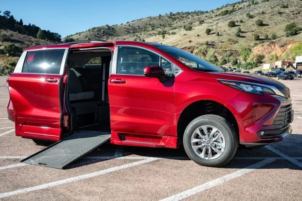 2025 Toyota Sienna 4th Gen - Image 2 of 9