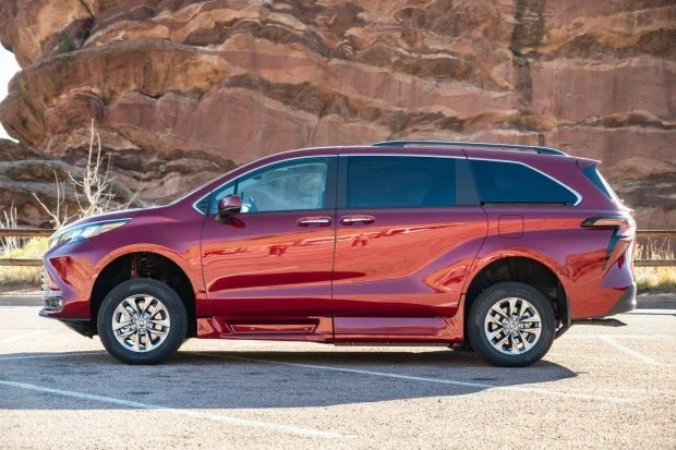 2025 Toyota Sienna 4th Gen - Image 3 of 9