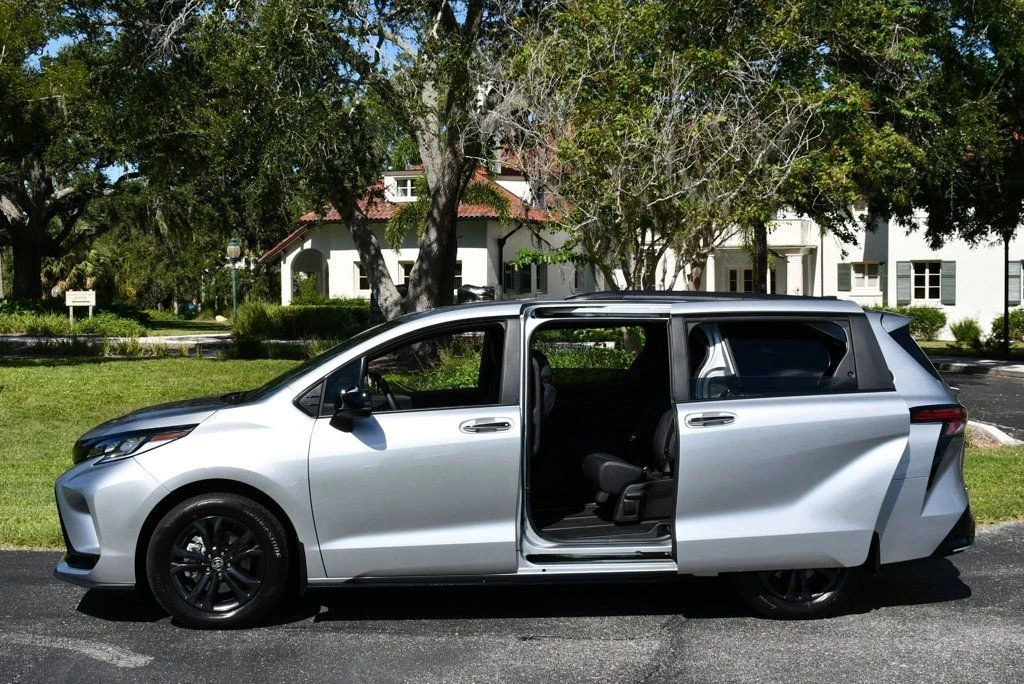 2025 Toyota Sienna 4th Gen - Image 4 of 12