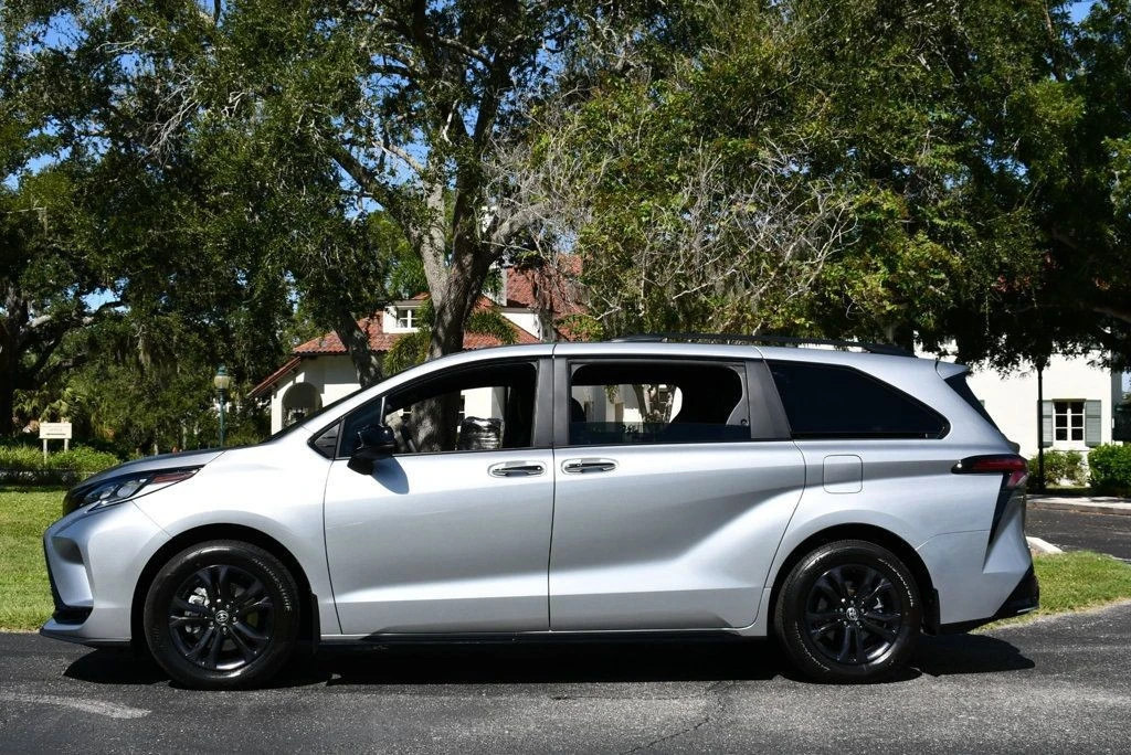 2025 Toyota Sienna 4th Gen - Image 3 of 12