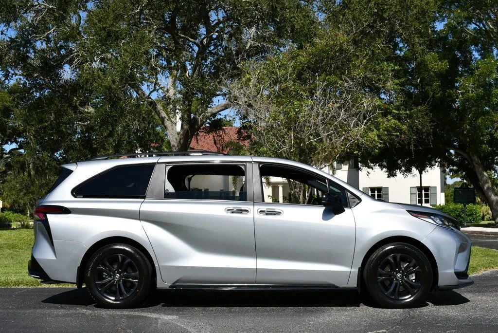 2025 Toyota Sienna 4th Gen - Image 8 of 12