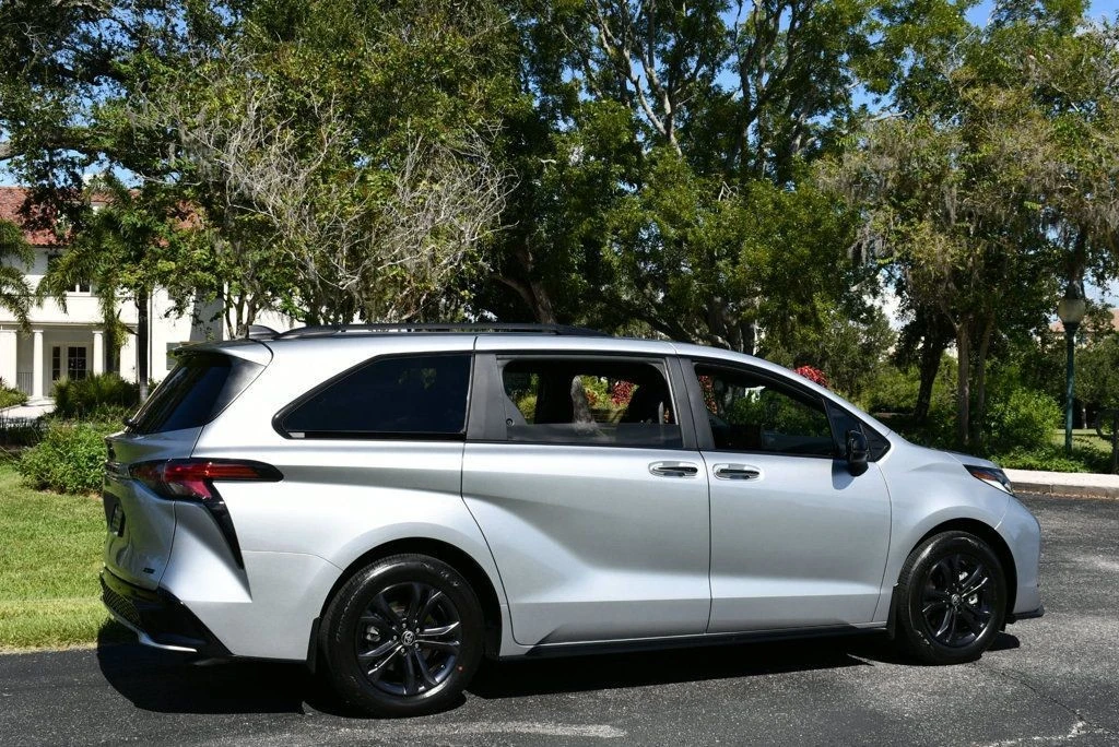 2025 Toyota Sienna 4th Gen - Image 7 of 12