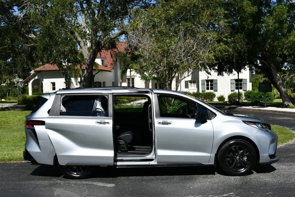 2025 Toyota Sienna 4th Gen - Image 9 of 12
