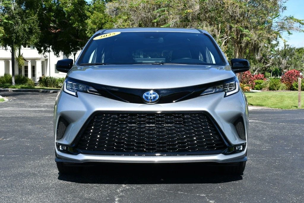 2025 Toyota Sienna 4th Gen - Image 11 of 12