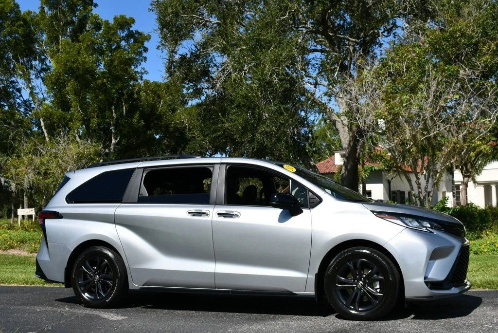 2025 Toyota Sienna 4th Gen - Image 10 of 12