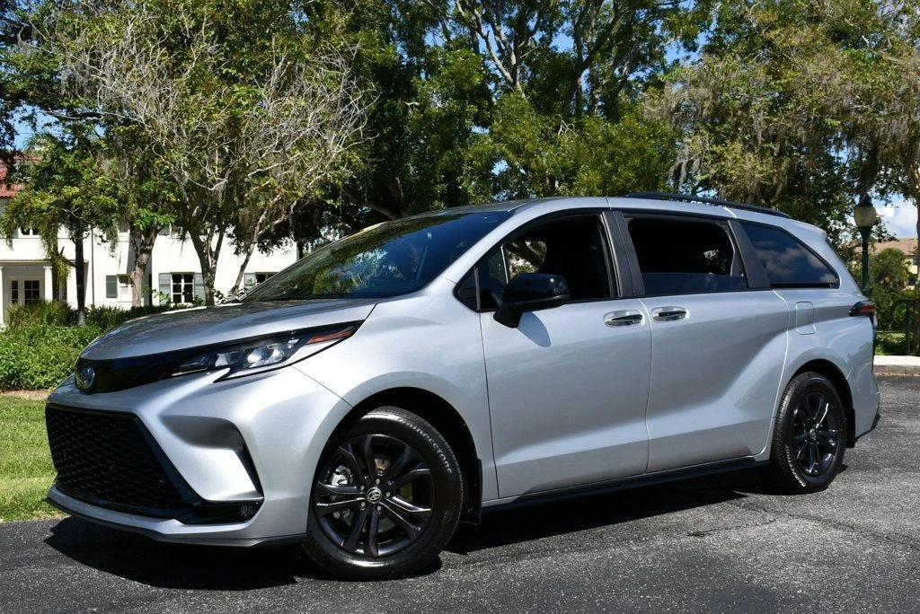 2025 Toyota Sienna 4th Gen - Image 2 of 12
