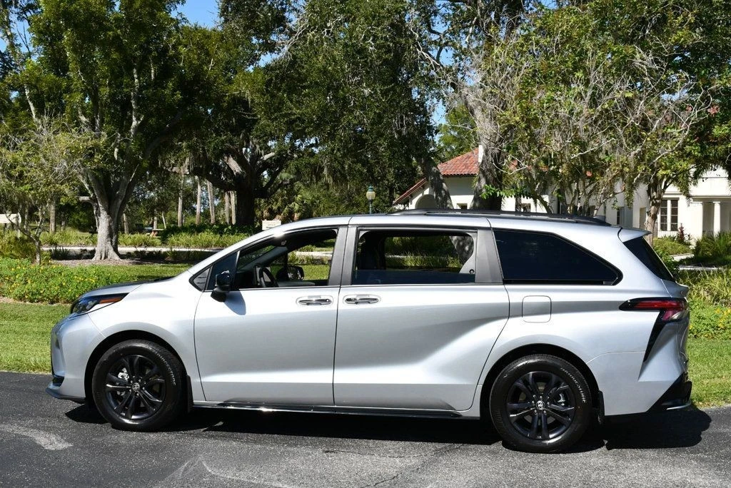 2025 Toyota Sienna 4th Gen - Image 5 of 12