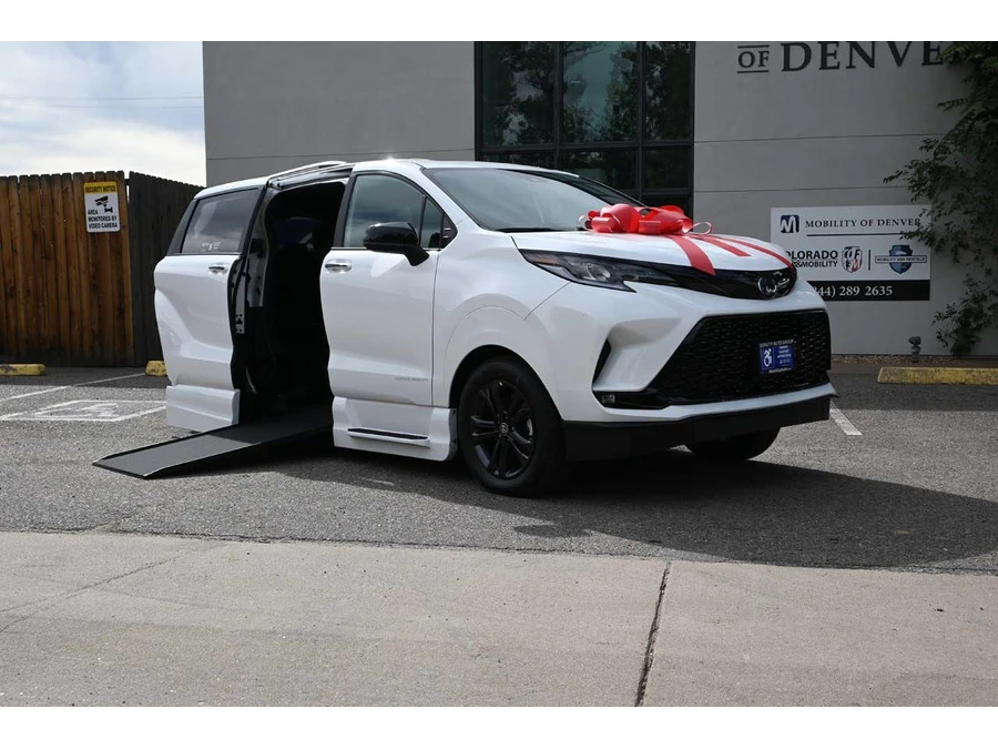 2025 Toyota Sienna 4th Gen - Image 2 of 21