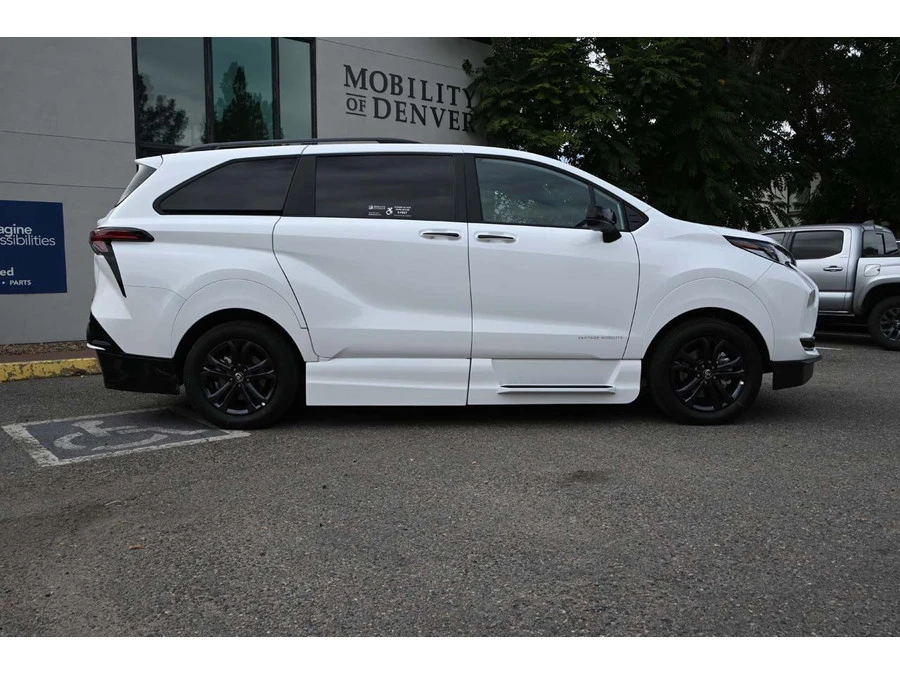 2025 Toyota Sienna 4th Gen - Image 5 of 21
