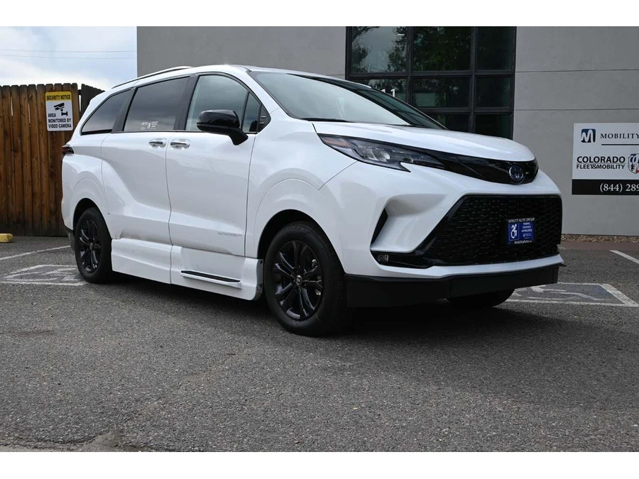 2025 Toyota Sienna 4th Gen - Image 3 of 21