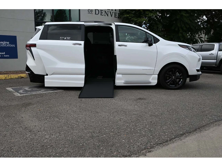 2025 Toyota Sienna 4th Gen - Image 17 of 21