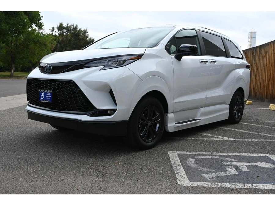 2025 Toyota Sienna 4th Gen - Image 10 of 21