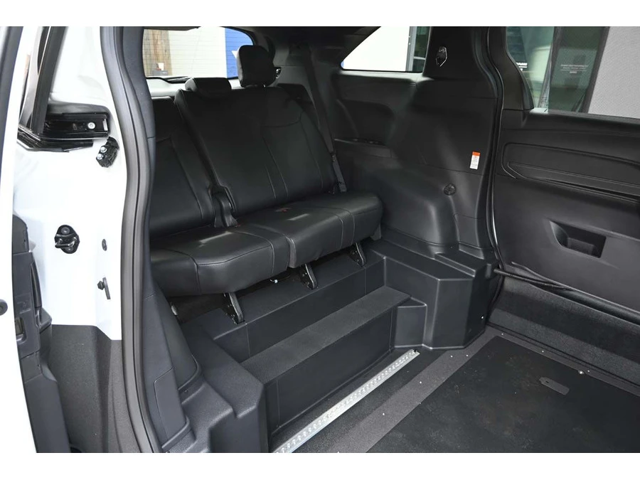 2025 Toyota Sienna 4th Gen - Image 18 of 21