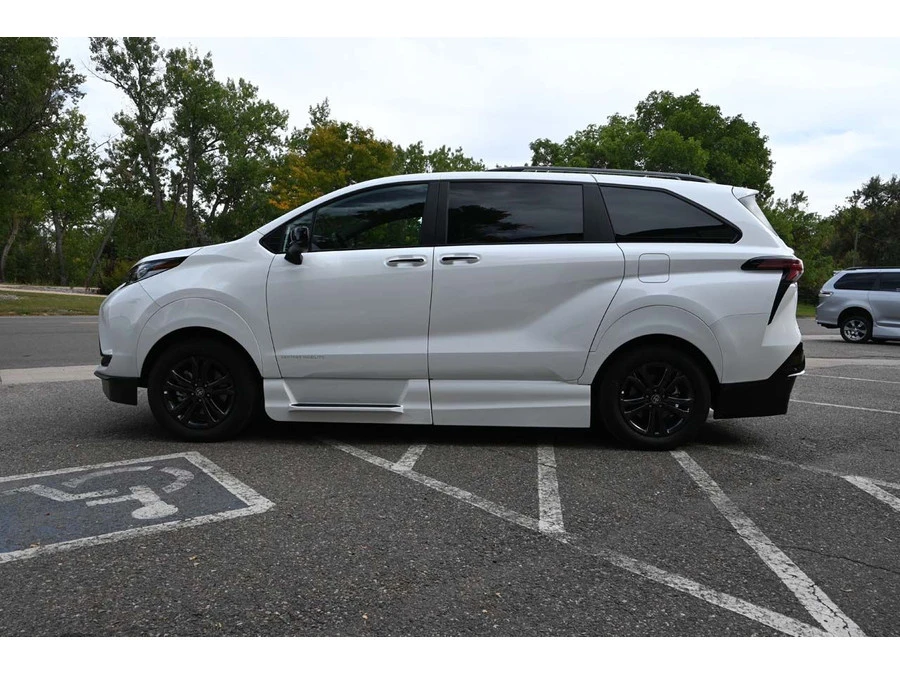 2025 Toyota Sienna 4th Gen - Image 9 of 21