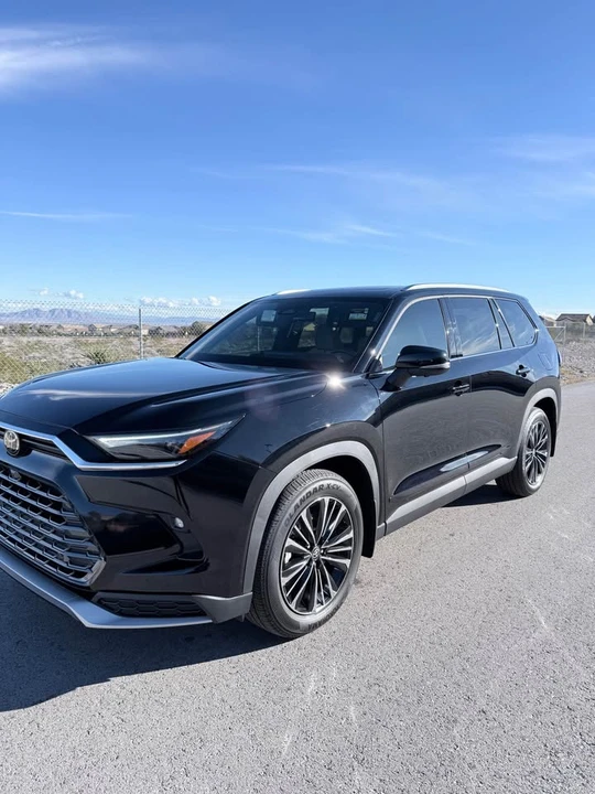2025 Toyota Highlander - Image 2 of 6