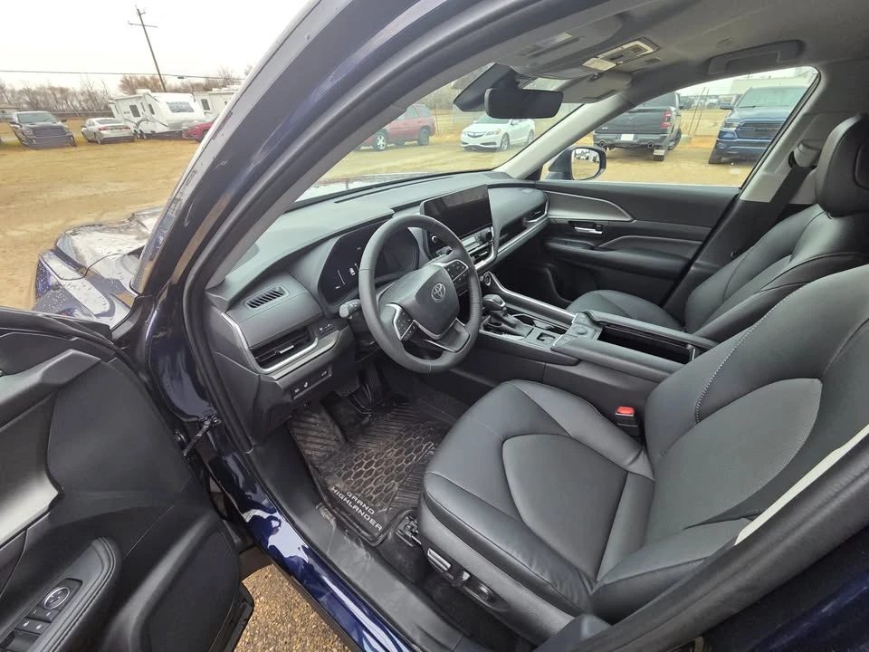 2025 Toyota Highlander - Image 6 of 9