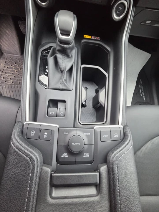 2025 Toyota Highlander - Image 8 of 9