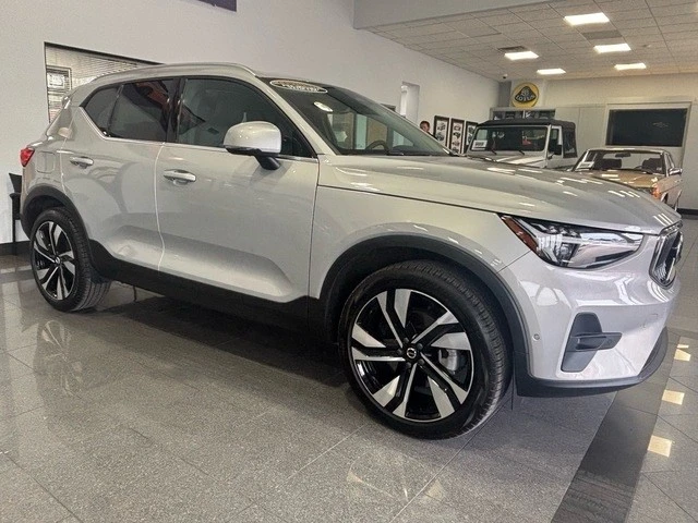 2025 Volvo XC40 - Image 4 of 12