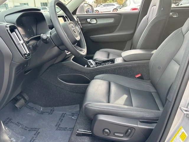 2025 Volvo XC40 - Image 10 of 12