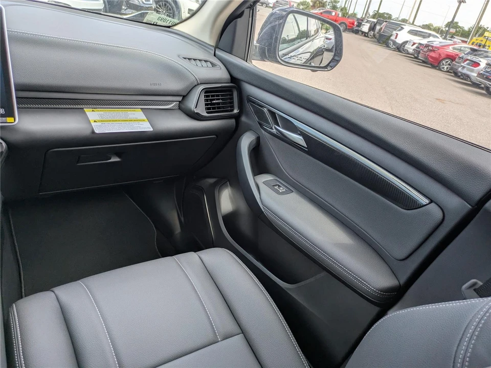 2025 VinFast VF8 - Image 18 of 21