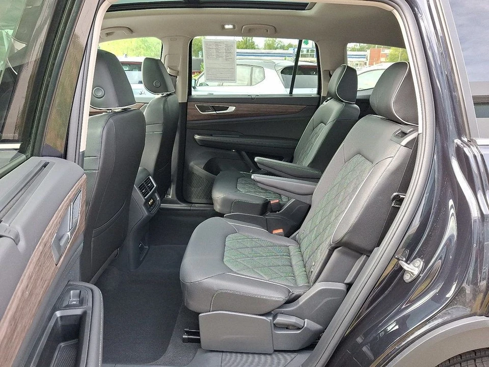 2025 Volkswagen Atlas - Image 11 of 12