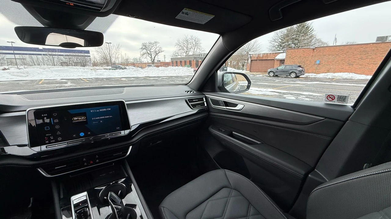 2025 Volkswagen Atlas - Image 19 of 21
