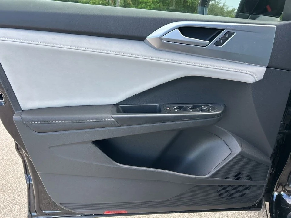2025 Volkswagen Taos - Image 11 of 12