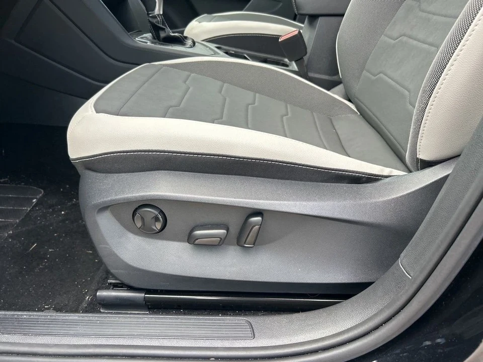 2025 Volkswagen Taos - Image 10 of 12