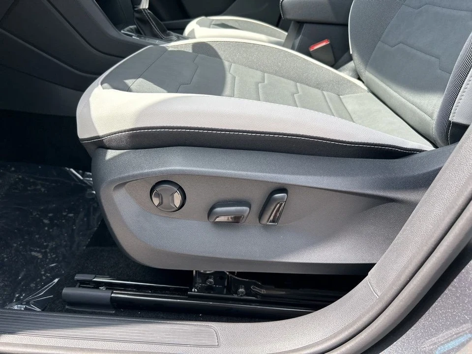 2025 Volkswagen Taos - Image 10 of 12