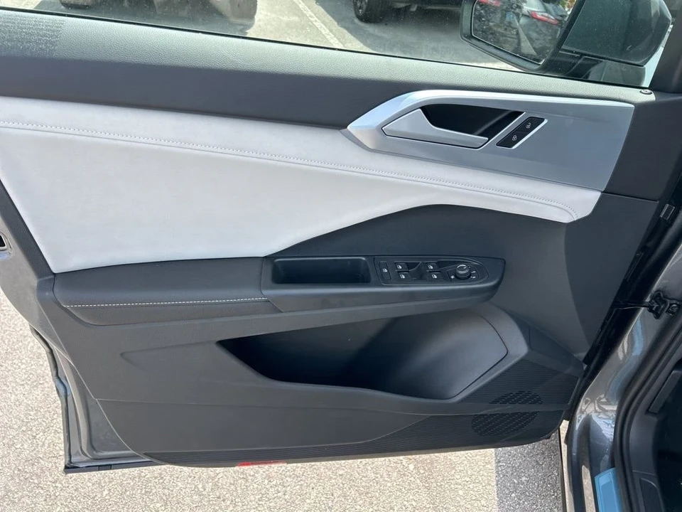 2025 Volkswagen Taos - Image 11 of 12