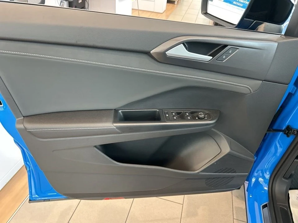 2025 Volkswagen Taos - Image 10 of 12