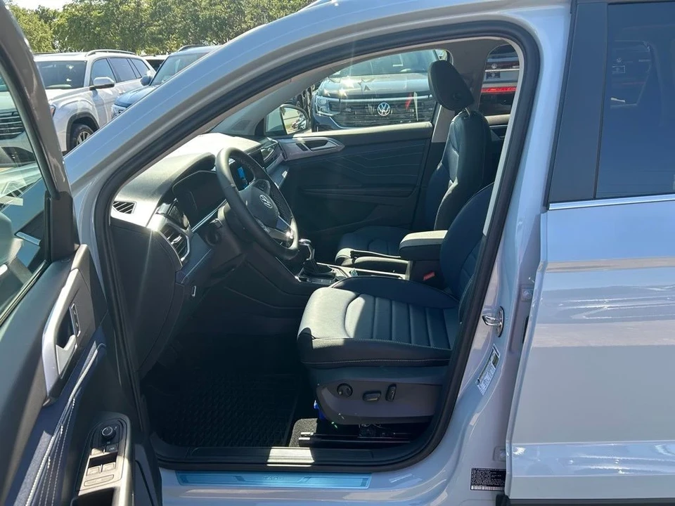 2025 Volkswagen Taos - Image 9 of 12