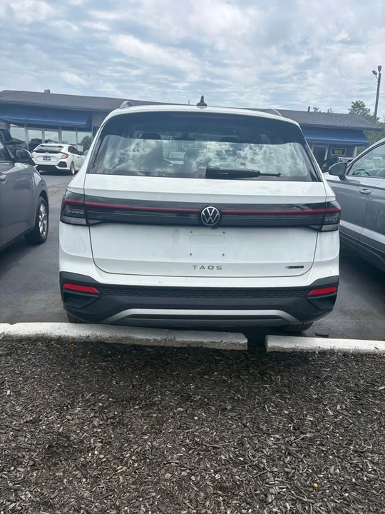 2025 Volkswagen Taos - Image 2 of 8