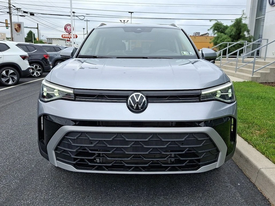 2025 Volkswagen Taos - Image 2 of 12