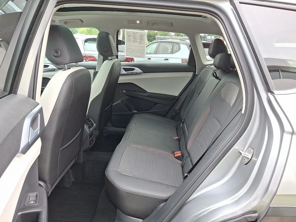 2025 Volkswagen Taos - Image 10 of 12